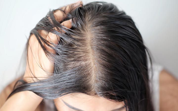 main crâne cheveux femme 
