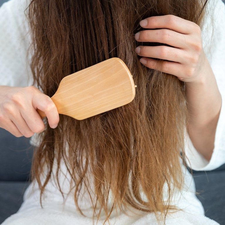 Comment reconnaître une chute de cheveux hormonale chez la femme ?
