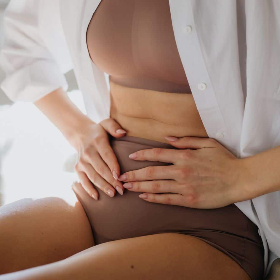 femme main sur le ventre 