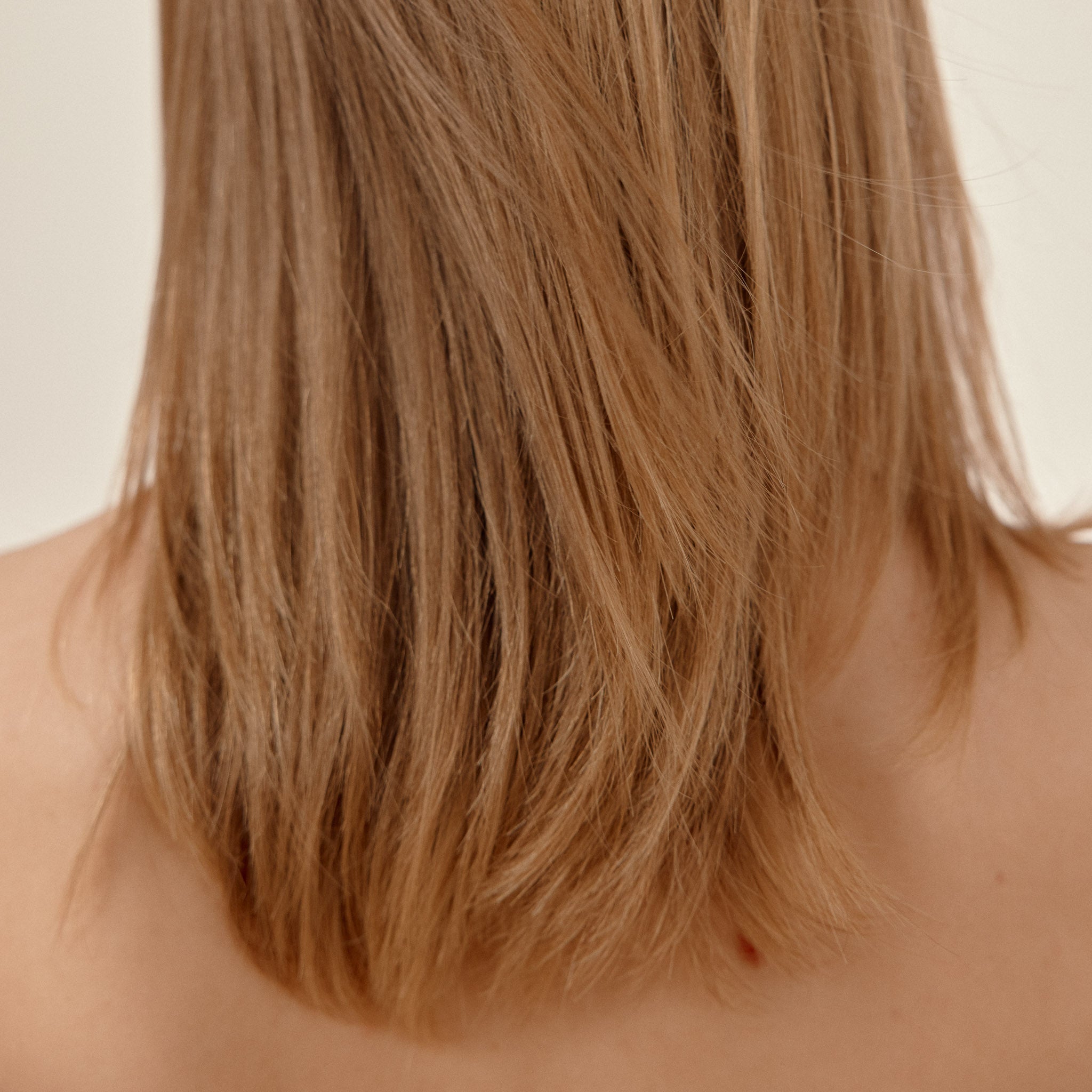cheveux blonds de dos 