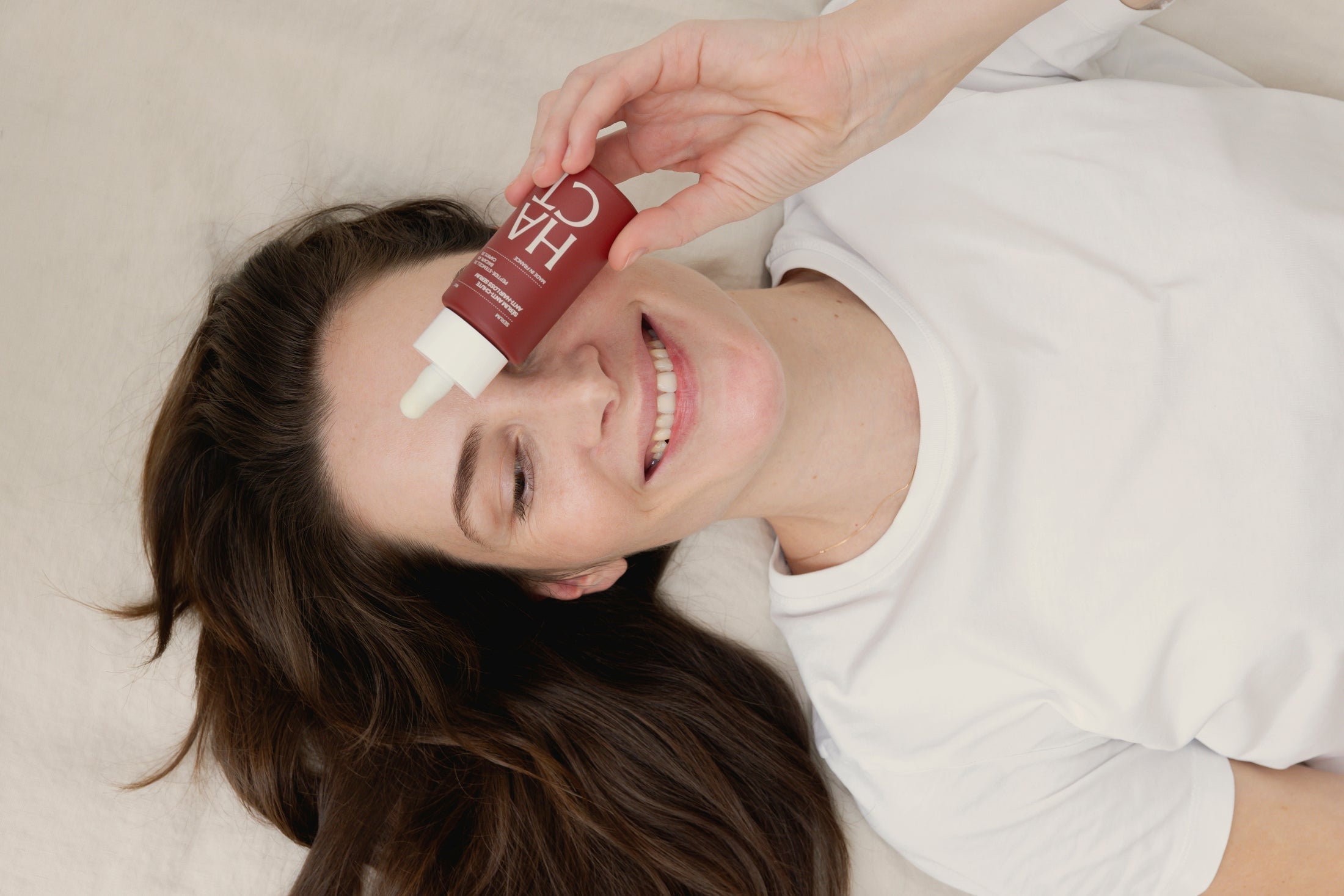 femme avec sérum anti-chute 