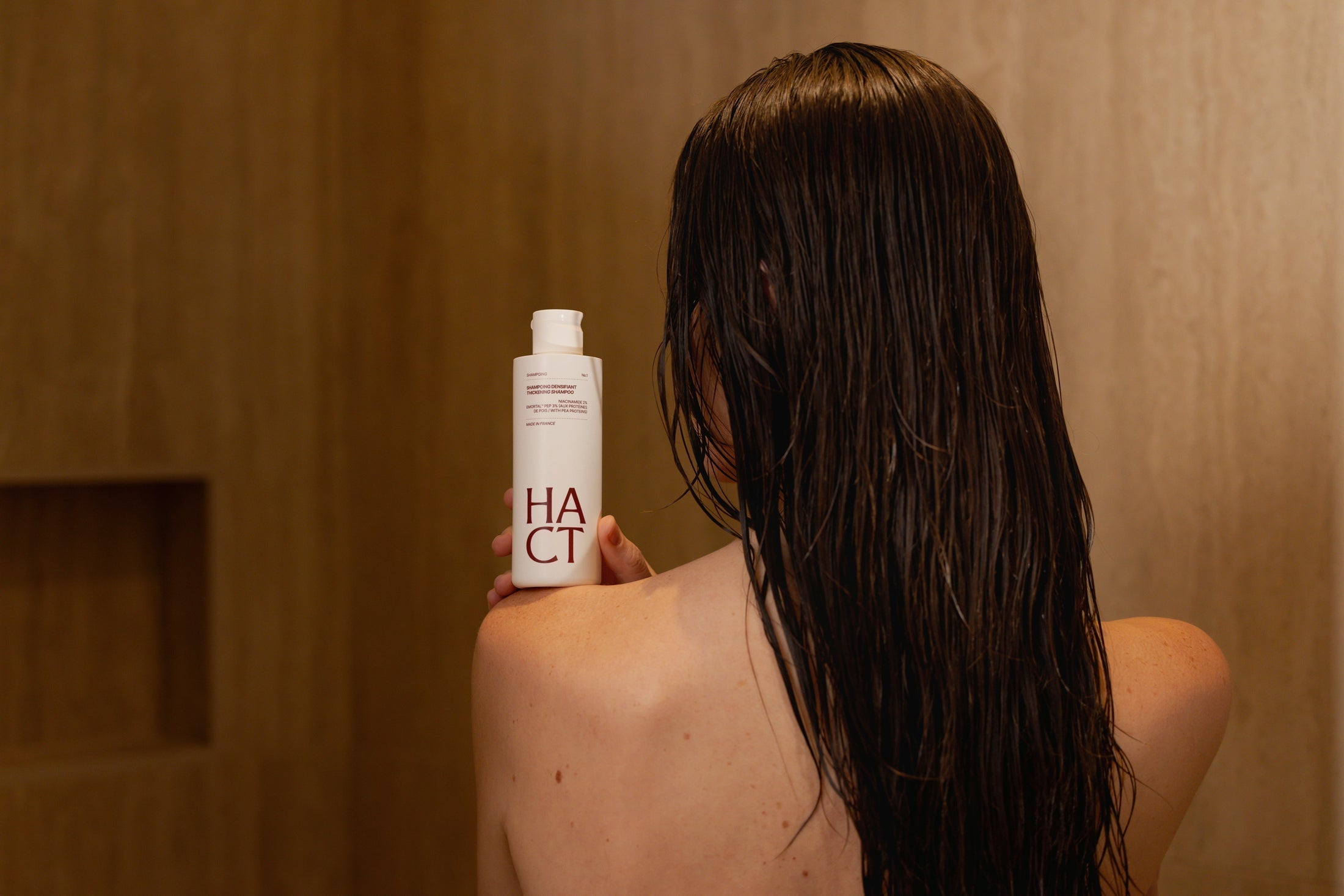 femme avec shampoing