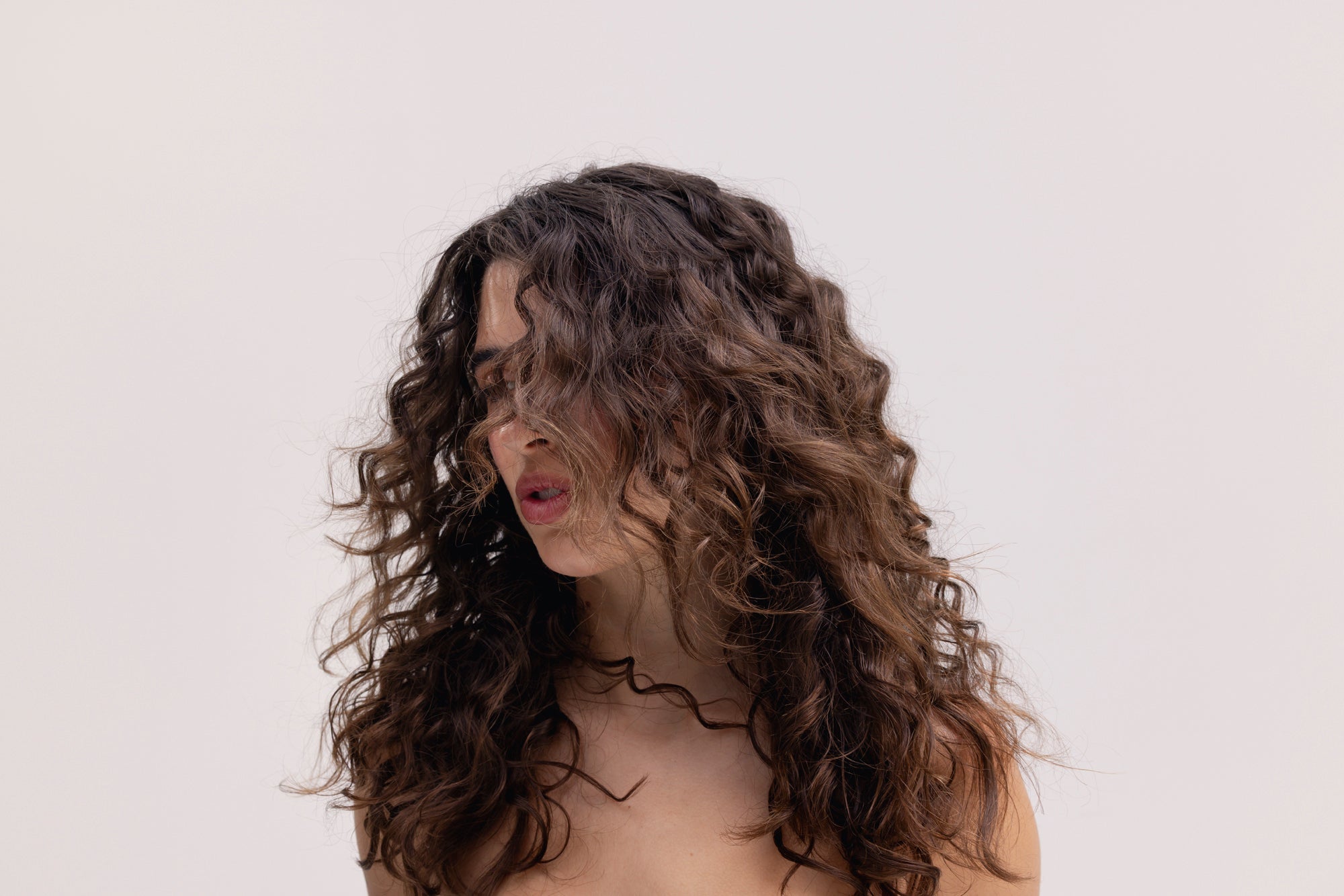 femme cheveux bouclés 