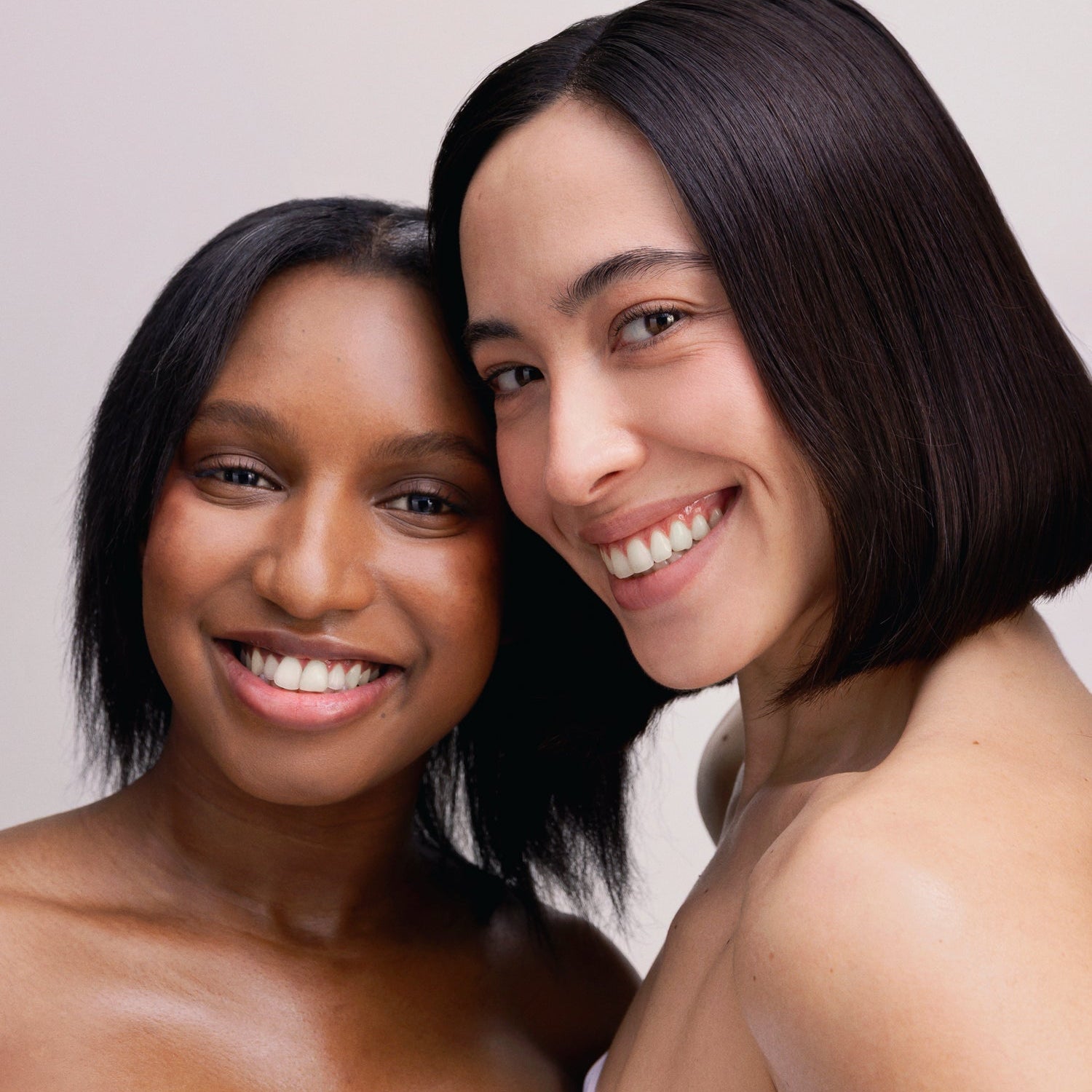 deux femmes qui sourient 