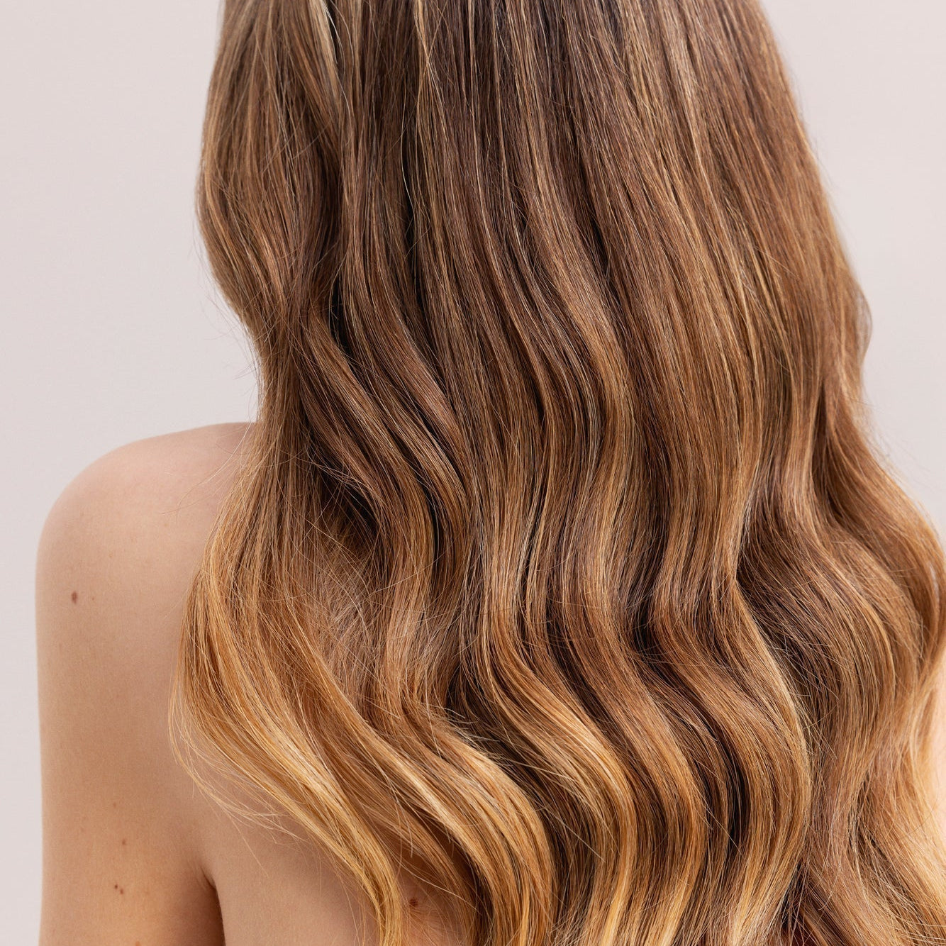 femme blonde de dos 