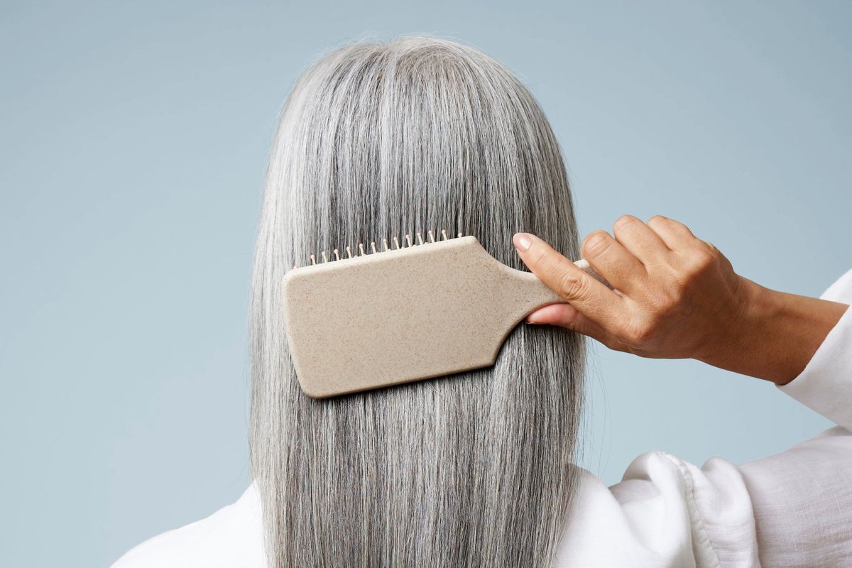 femme cheveux gris