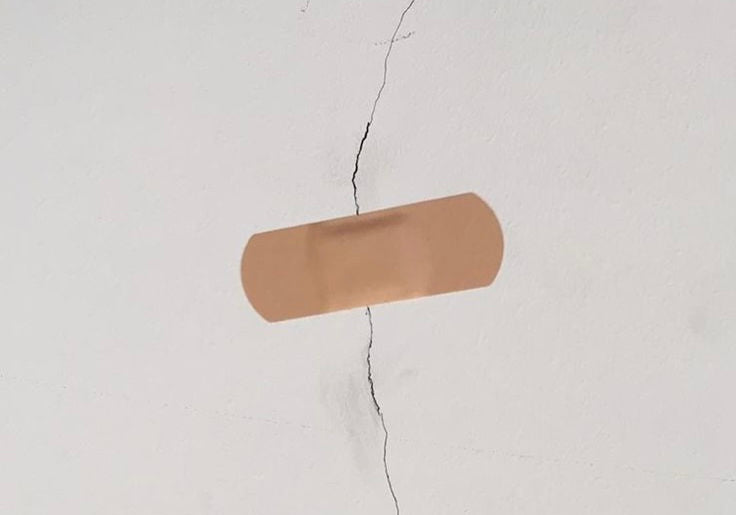 pansement contre un mur cassé 