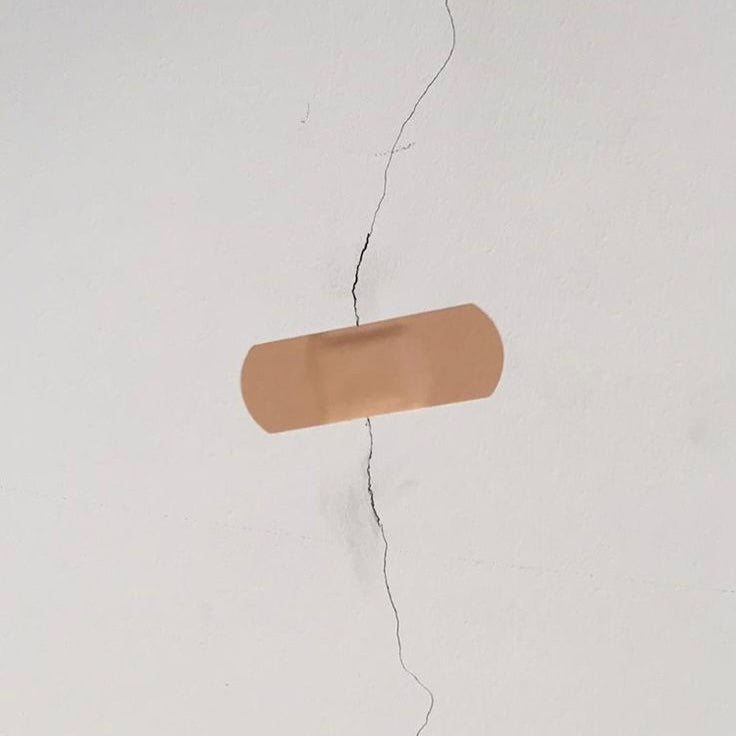 pansement contre un mur cassé 