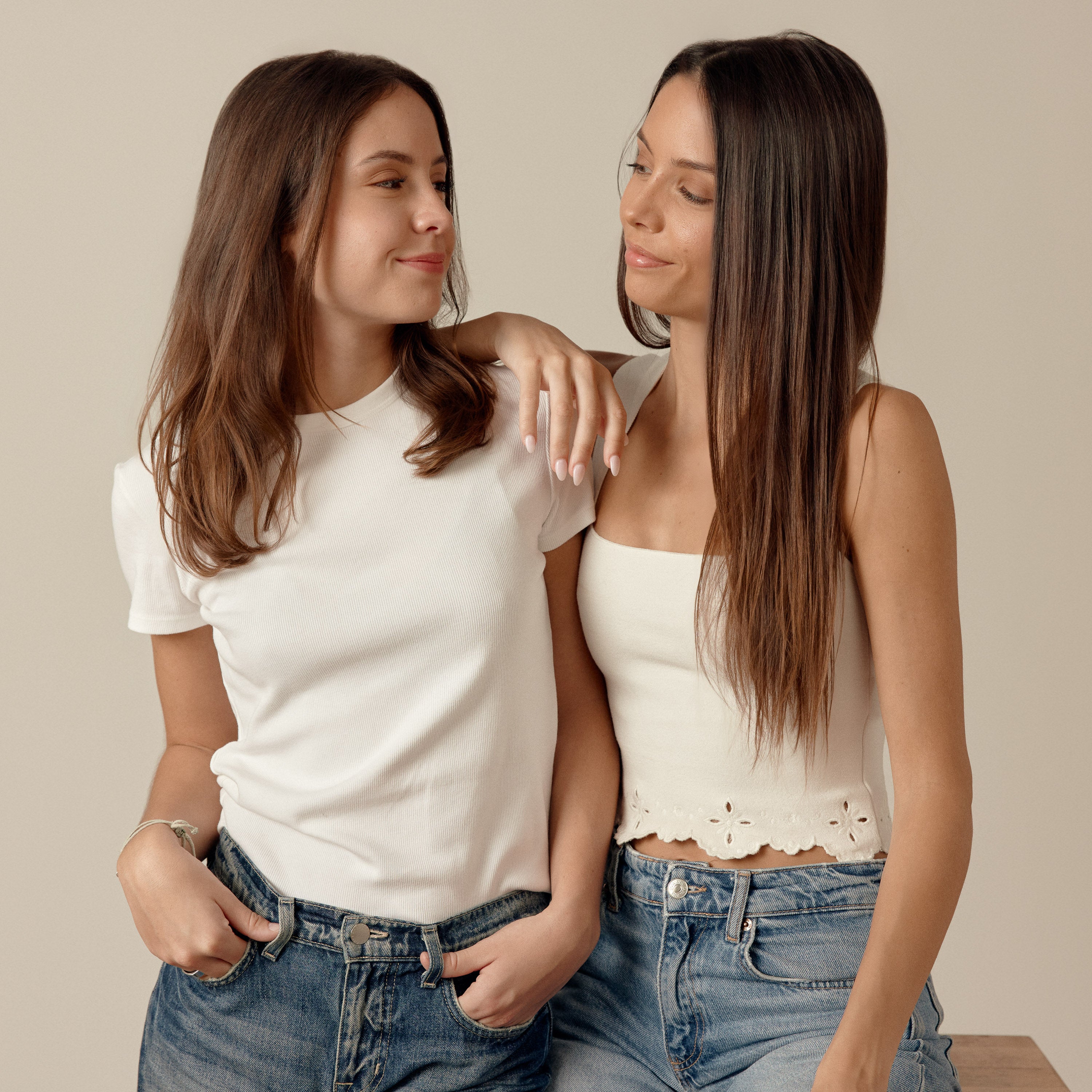 deux femmes qui se regardent dans les yeux