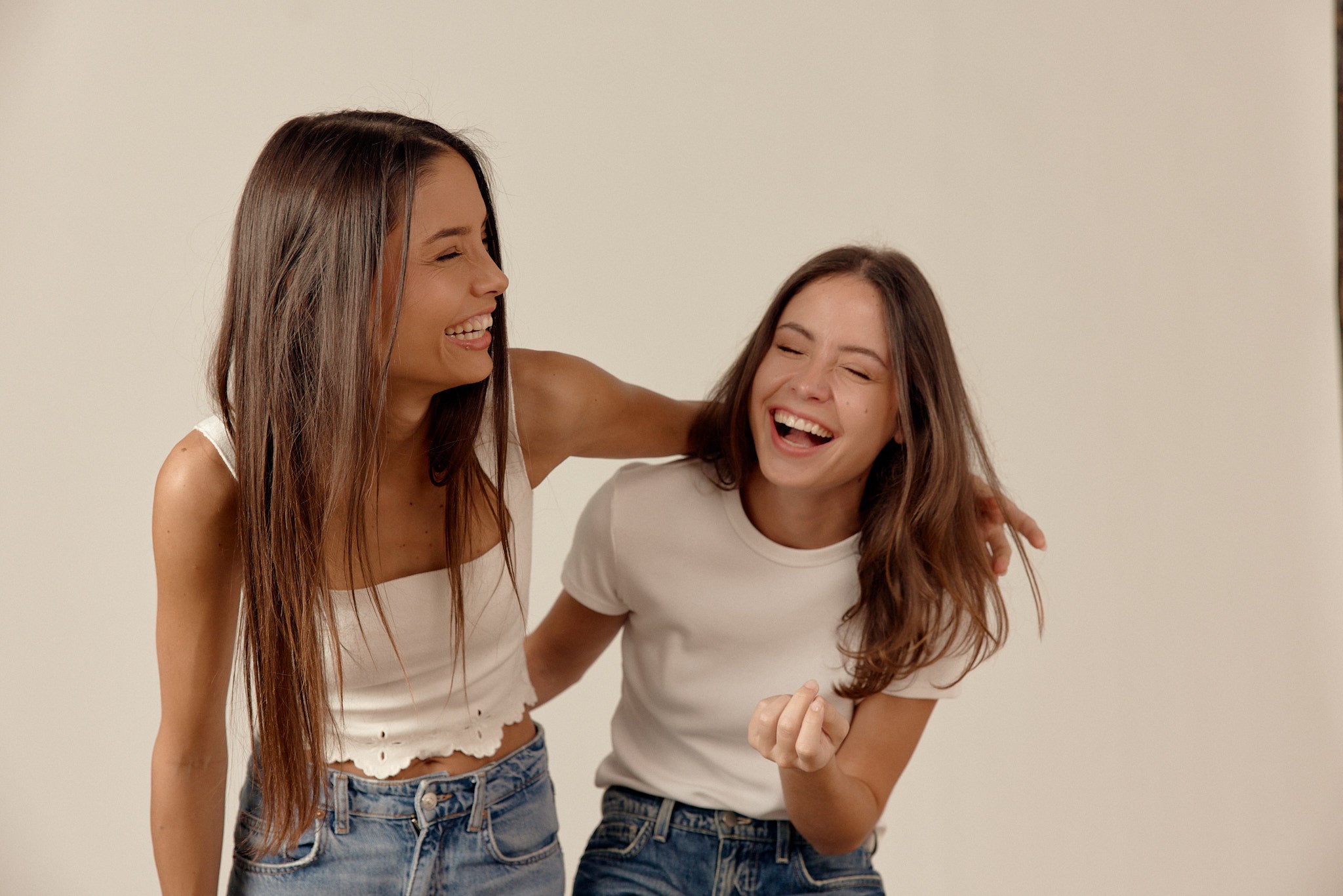 2 femme qui rigolent ensemble 