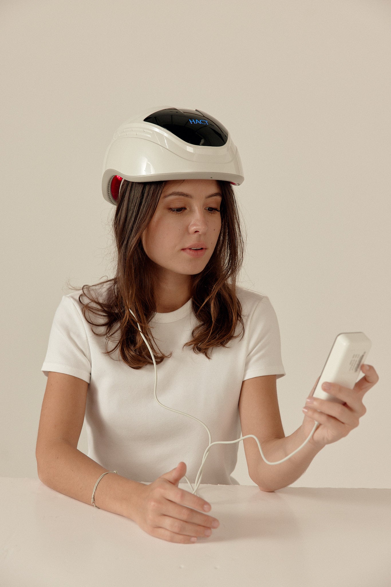utilisation d'un casque a laser sur une femme pour la pousse des cheveux 