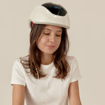 femme qui sourit avec un casque à laser sur les cheveux