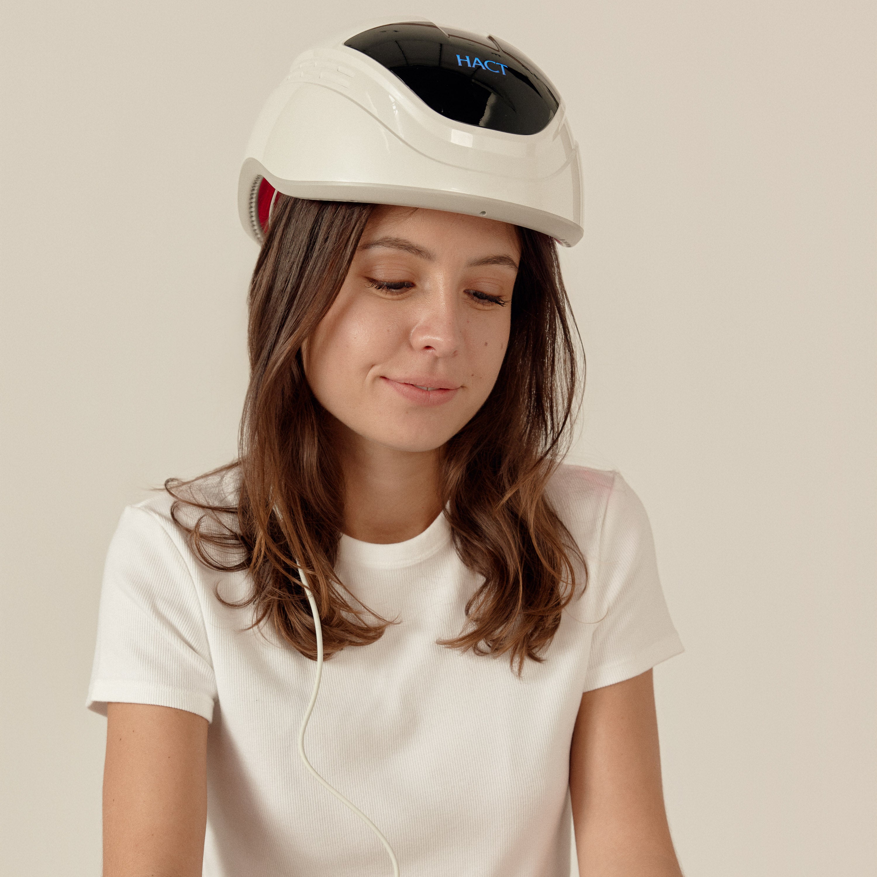 femme qui sourit avec un casque à laser sur les cheveux