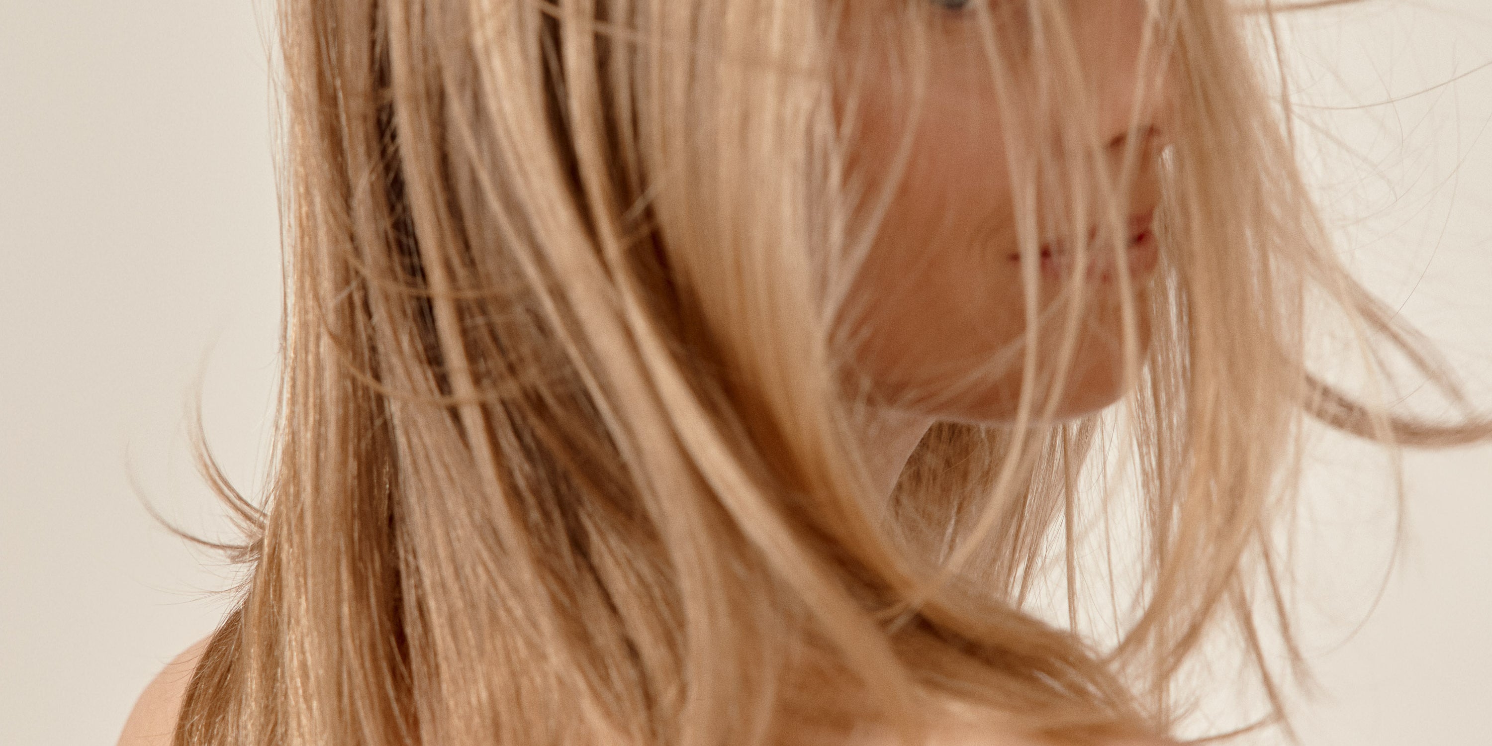 femme blonde qui se retourne avec les cheveux dans le vent