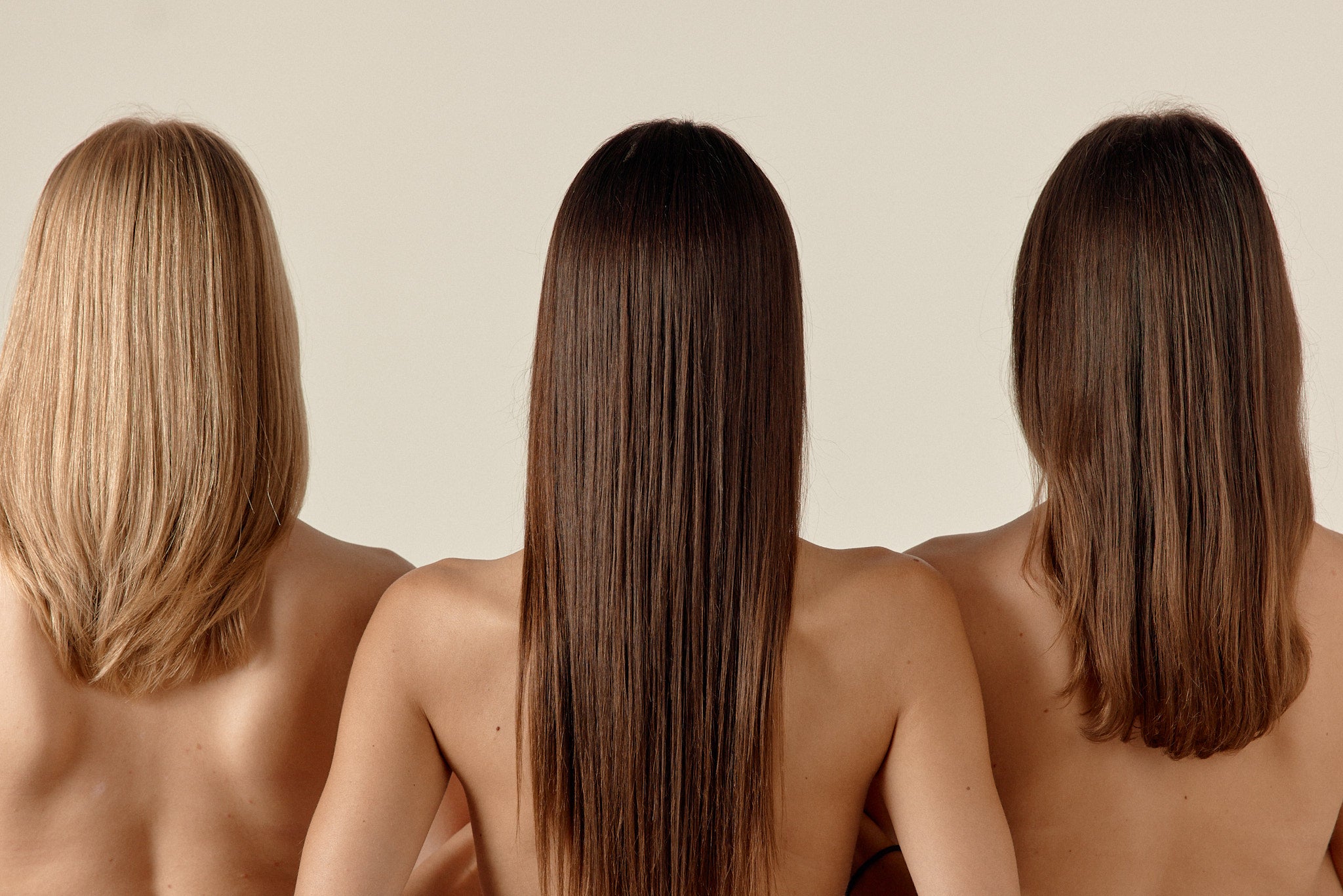 3 femmes de derrière avec leurs cheveux 