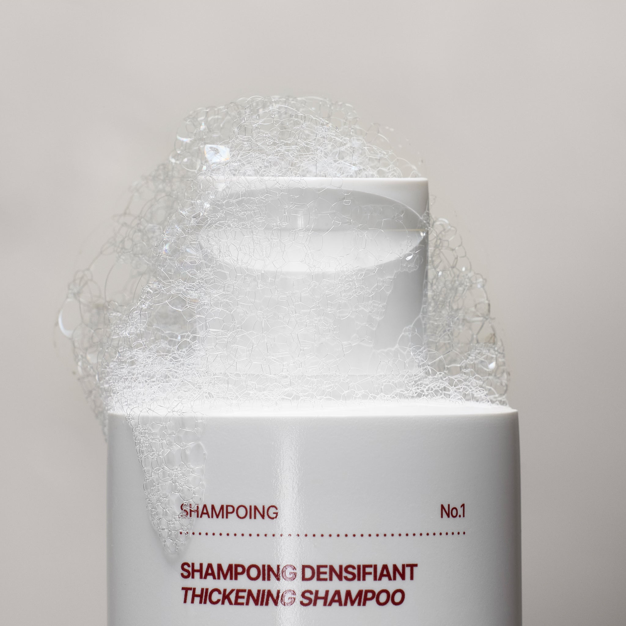 mousse autour du bouchon d'un shampoing