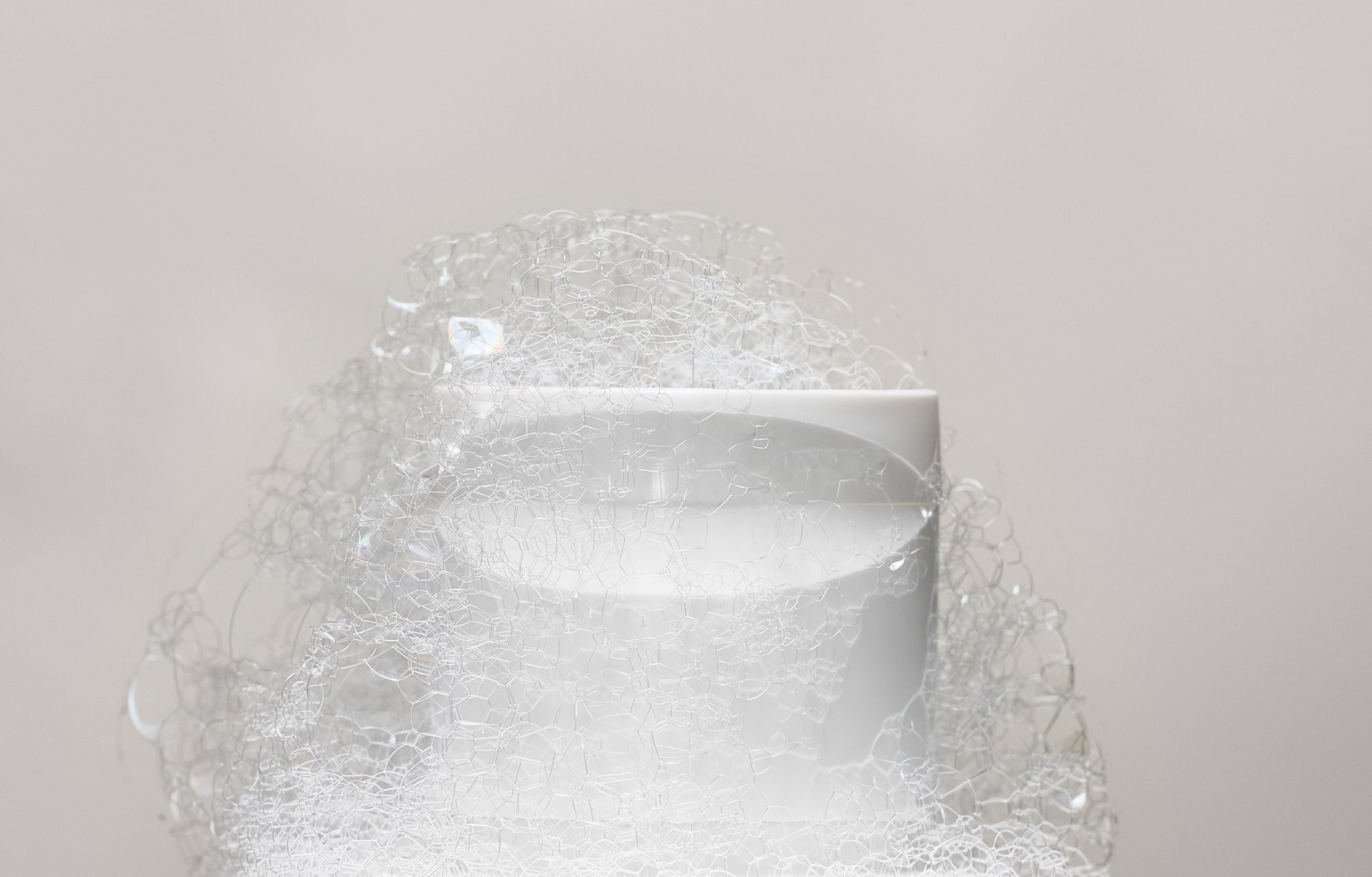 mousse autour du bouchon d'un shampoing