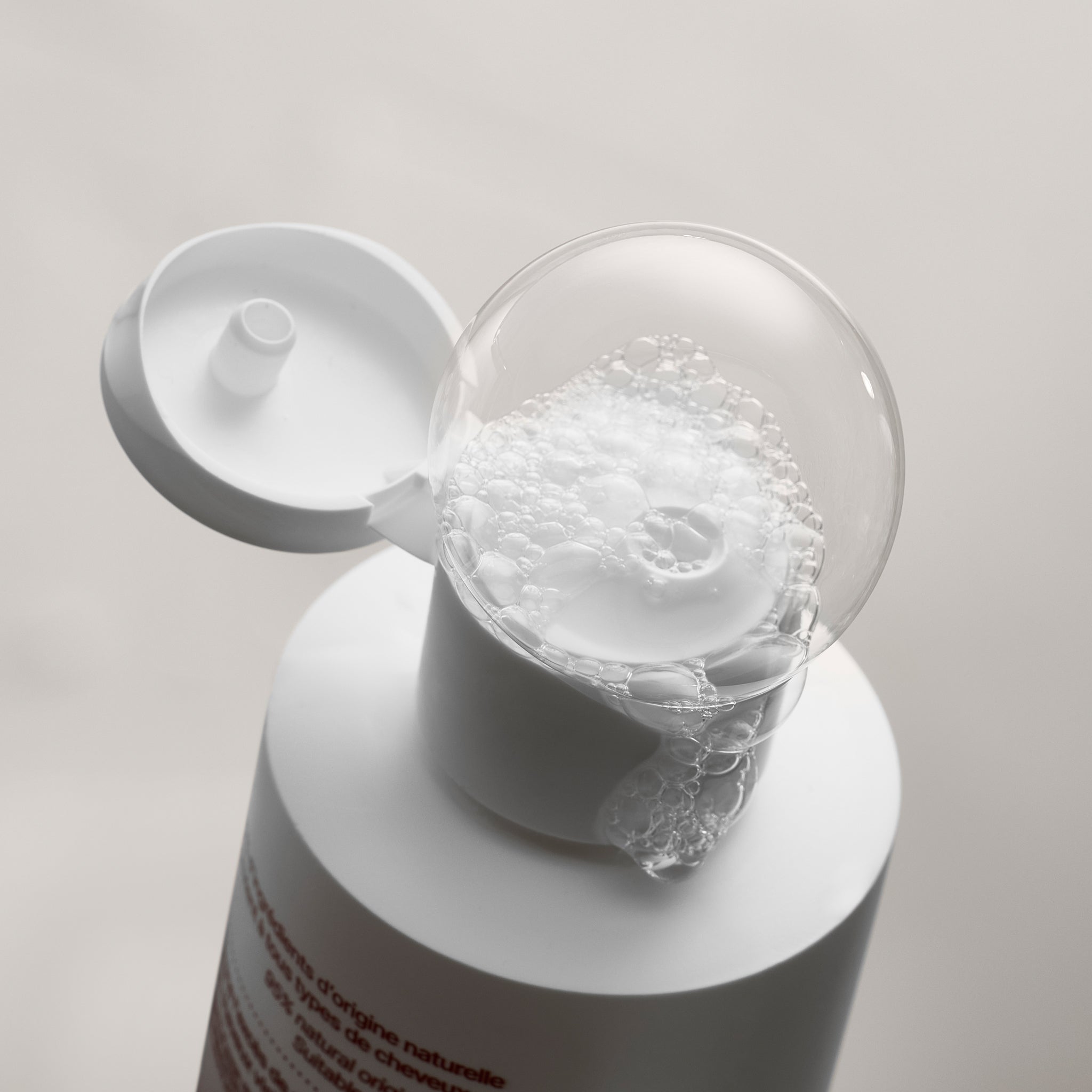 bulle qui sort d'un bouchon d'un shampoing