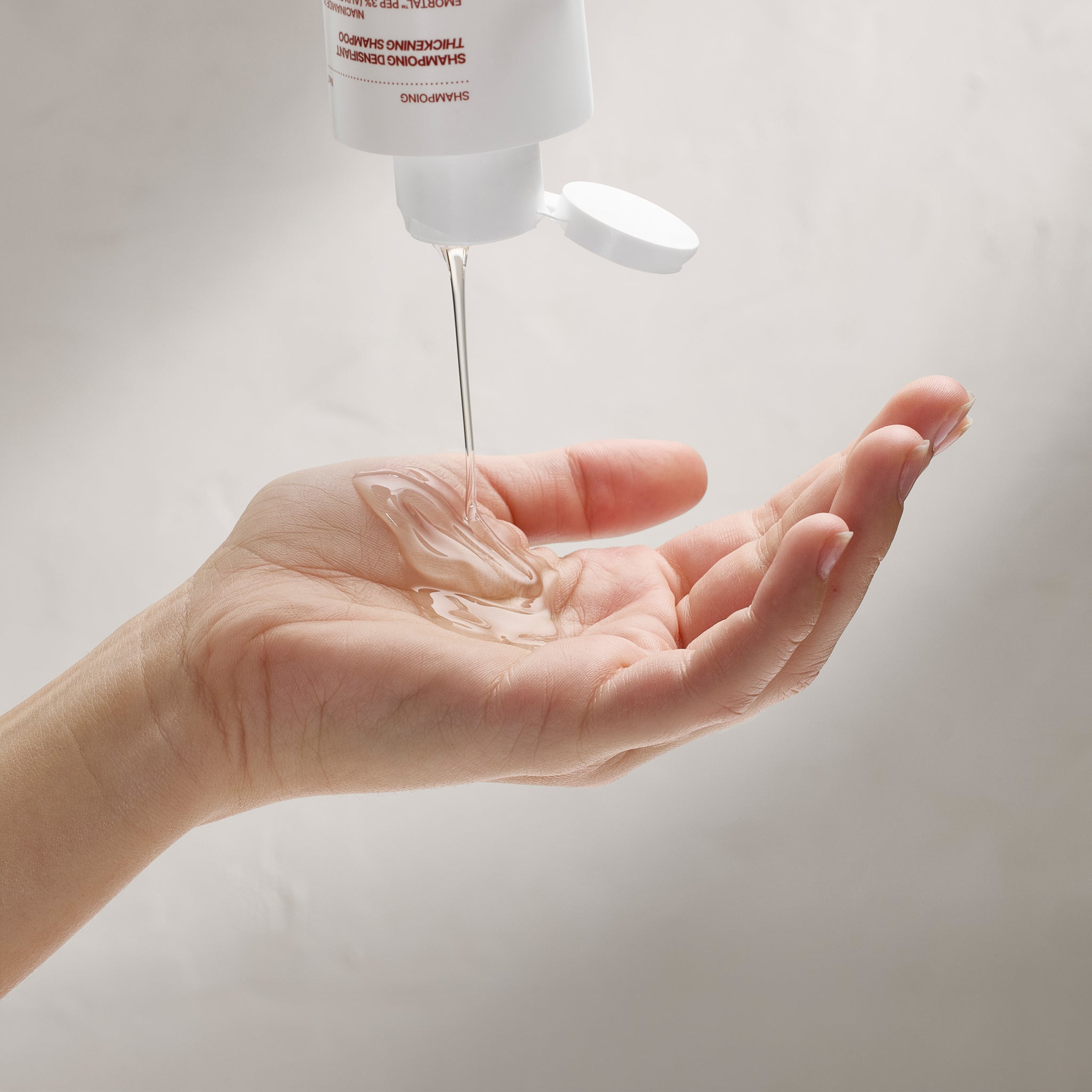 shampoing qui s'écoule dans une main