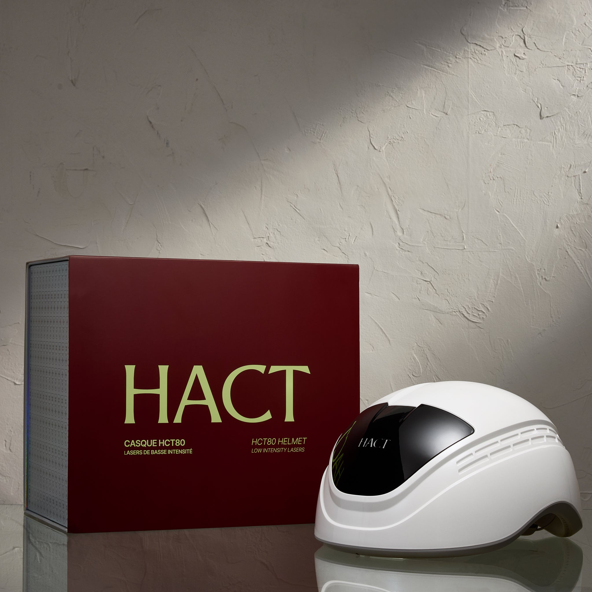 grand boite rouge à côté d'un casque à lasers