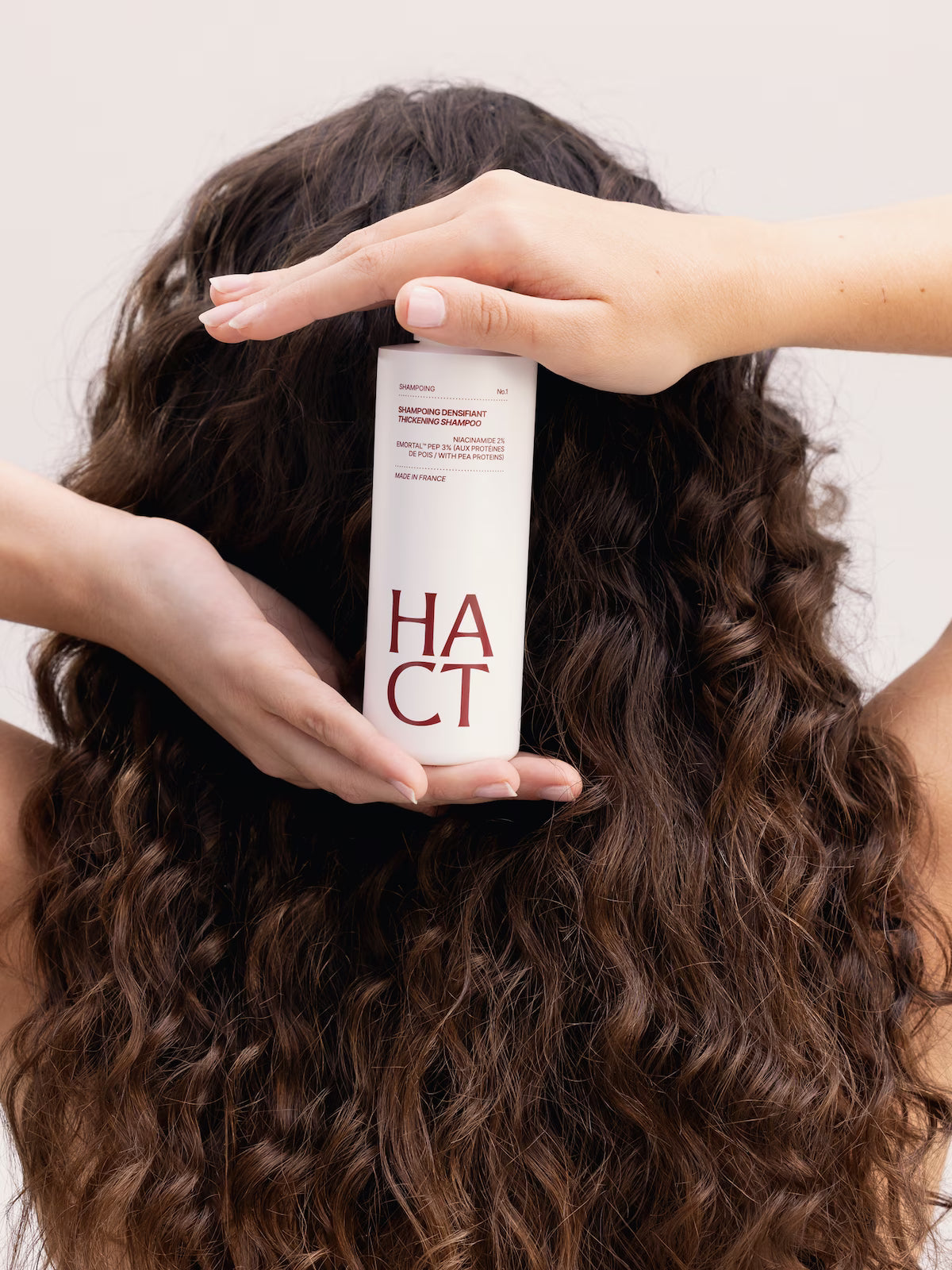 mains avec shampoing
