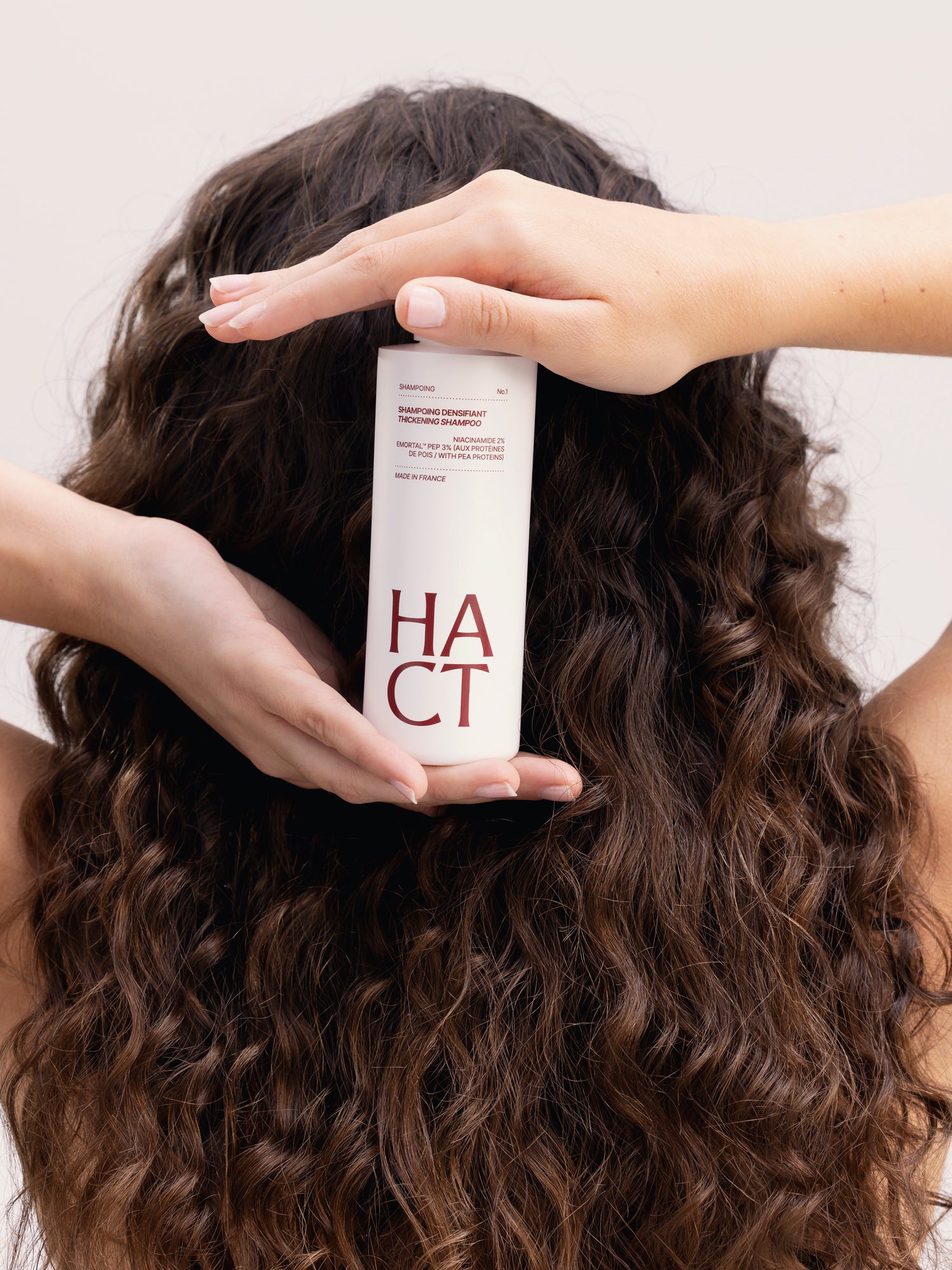 mains avec shampoing