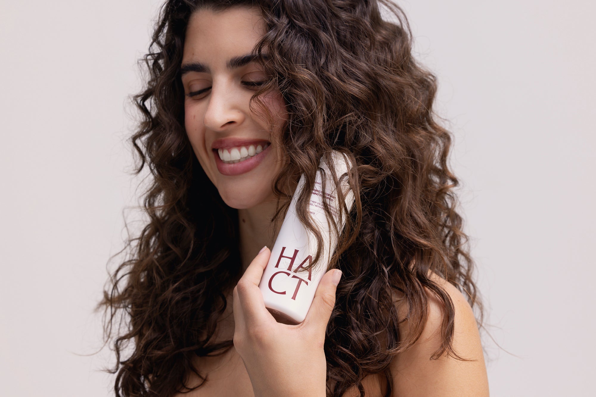 femme avec shampoing