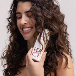 femme avec shampoing