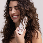 femme avec shampoing