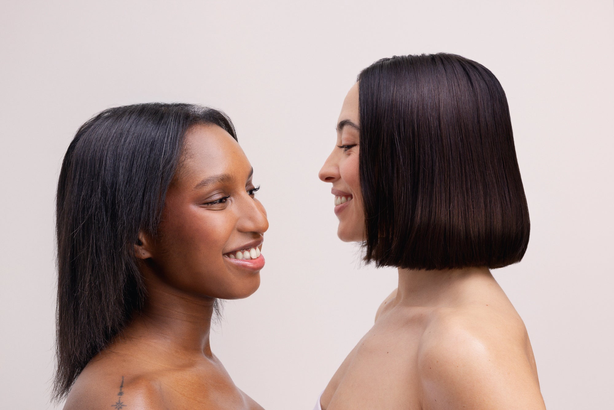 deux femmes brunes