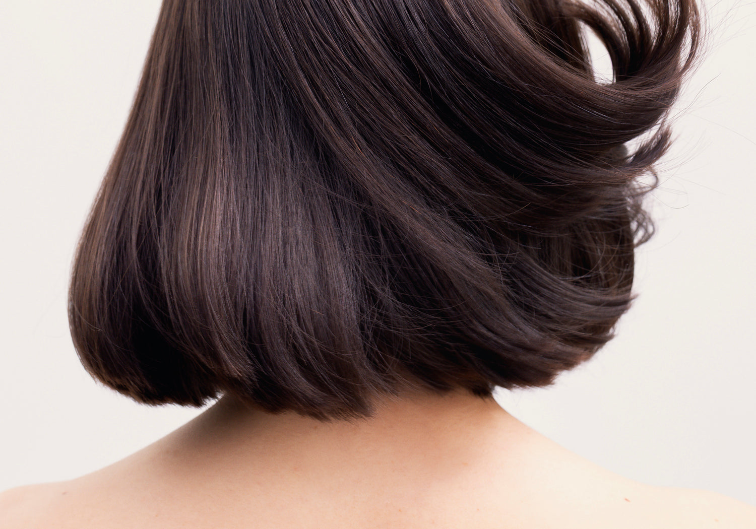 femme cheveux courts 