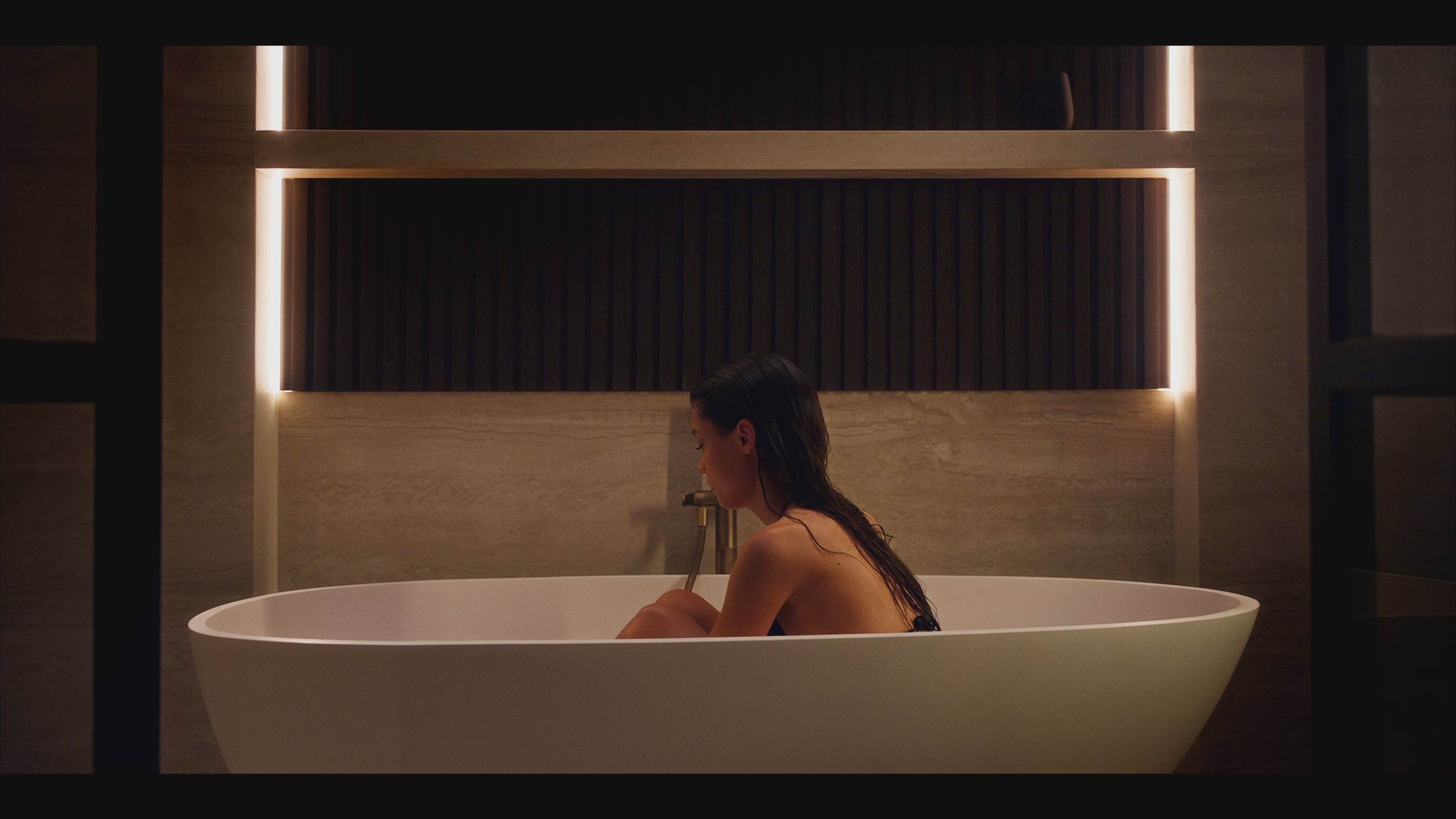video femme dans une baignore