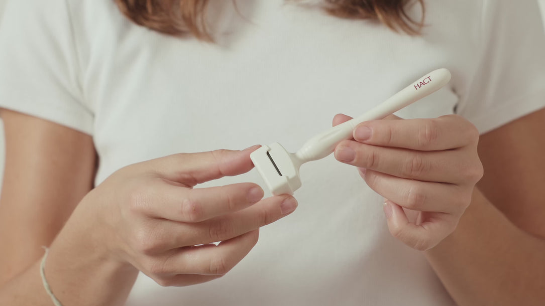 vidéo utilisation du Dermastamp cuir chevelu HACT combiné au sérum anti-chute HACT et au shampoing HACT